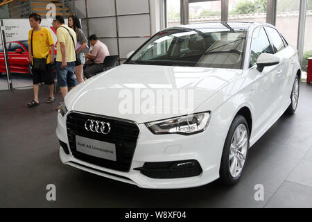 --FILE--une Audi A3 Limousine est affichée à un concessionnaire d'Audi à Shanghai, Chine, le 7 août 2014. Voiture de luxe allemande marque Audi accepte de sanctionner Banque D'Images