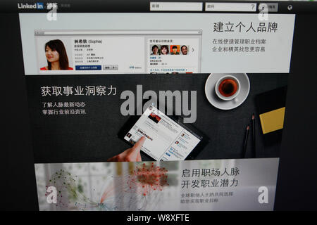 --FILE--un netizen parcourt le site Web chinois du site de réseau social professionnel LinkedIn à Shanghai, Chine, 25 février 2014. La Chine, LinkedIn Banque D'Images