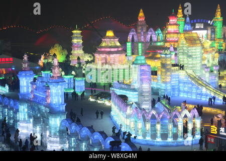 Les visiteurs passent devant les sculptures de glace à la 30e Harbin International Ice and Snow Festival dans la ville de Harbin, province de Heilongjiang, Chine du nord-est, 5 janv. Banque D'Images