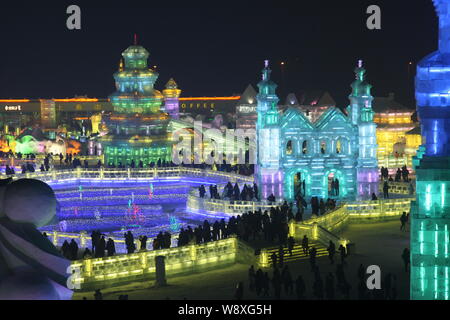 Les visiteurs passent devant les sculptures de glace à la 30e Harbin International Ice and Snow Festival dans la ville de Harbin, province de Heilongjiang, Chine du nord-est, 5 janv. Banque D'Images