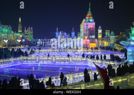 Les visiteurs passent devant les sculptures de glace à la 30e Harbin International Ice and Snow Festival dans la ville de Harbin, province de Heilongjiang, Chine du nord-est, 5 janv. Banque D'Images