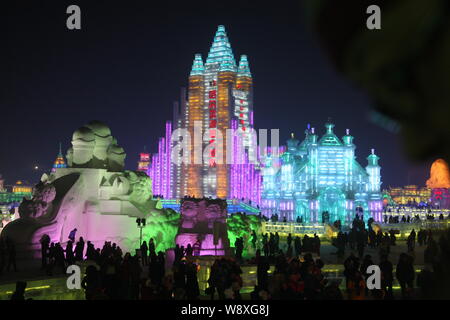 Les visiteurs passent devant les sculptures de glace à la 30e Harbin International Ice and Snow Festival dans la ville de Harbin, province de Heilongjiang, Chine du nord-est, 5 janv. Banque D'Images