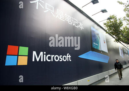 --FILE--un piéton passe devant une publicité pour Microsoft Surface pro 2 à Shanghai, Chine, 12 décembre 2013. Nokia Corp. a déclaré mardi 8 avril Banque D'Images