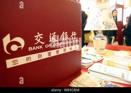 --FILE--Vue sur le stand de Bank of Communications lors d'un procès équitable à Shanghai, Chine, 23 novembre 2013. Bank of Communications Co dit 13 de son exe Banque D'Images