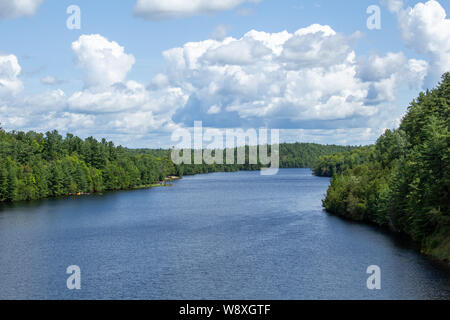La rivière Madawaska en Ontario prend un chemin sinueux du parc Algonquin à la rivière des Outaouais, à Arnprior. Cette vue d'un passage à Burnstown montre Banque D'Images