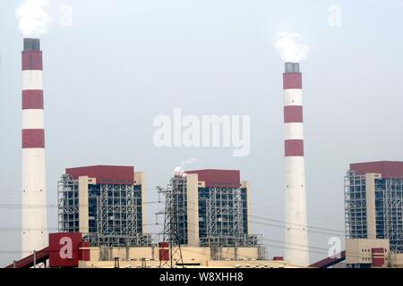 --FILE--fumée est libéré de cheminées au Waigaoqiao power plant à Pudong, Shanghai, Chine, le 6 juillet 2011. Le plus grand sapin de charbon Banque D'Images