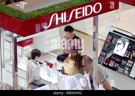 ---Fichier-clients chinois acheter Shiseido et les produits de beauté à un centre commercial à Shanghai, Chine, 24 août 2011. Les cosmétiques japonais mak Banque D'Images