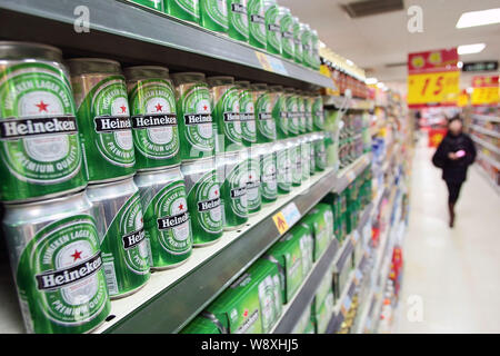 --FILE--canettes de bière Heineken sont en vente dans un supermarché à Shanghai, Chine, 22 mars 2011. La Chine devrait dépasser les États-Unis comme le grand univers Banque D'Images