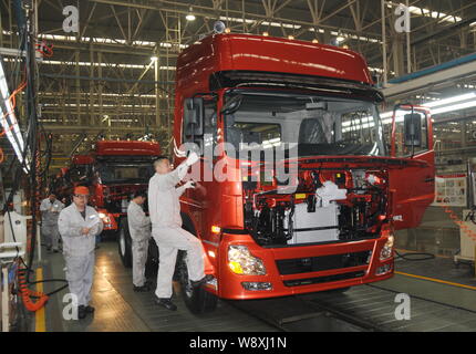 --FILE--travailleurs chinois monter un camion sur la ligne d'assemblage de poids lourds à une usine automobile de véhicule commercial Dongfeng Co. à Shiyan city, 100 Banque D'Images