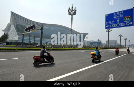 --FILE--Vue du nouveau Centre mondial de Chengdu à Chengdu, dans le sud-ouest de la province du Sichuan, Chine, le 6 juin 2013. La Chine est sur une shopping-mall building spree Banque D'Images