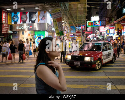 --FILE--Une femme regarde dans le quartier animé du centre de vente au détail de Mong Kok à Hong Kong, Chine, 10 septembre 2014. Alors que les manifestations à Hong Kong continue avec n Banque D'Images