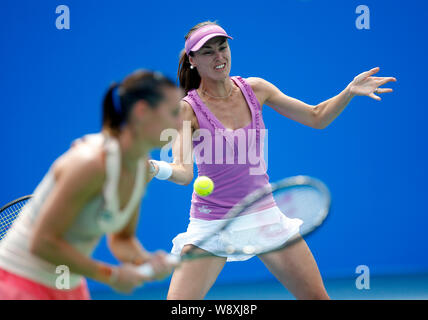 De la SUISSE Martina Hingis, dos, renvoie une tourné comme elle et Flavia Pennetta de l'Italie en compétition contre Jarmila Gajdosova de l'Australie et de l'Ajla Tomlja Banque D'Images