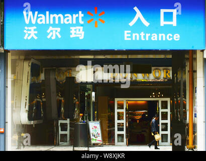 --FILE--un piéton passe devant l'entrée d'un supermarché Walmart à Yichang city, central Chines la province du Hubei, 28 avril 2014. Magasin Wal-Mart Banque D'Images