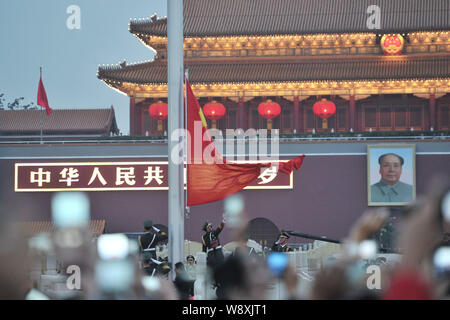 Les gens prennent des photos du drapeau national chinois sur la Place Tian'anmen au cours de la cérémonie de lever du drapeau à l'occasion de la Journée nationale à Beijing, Chine, le 1 octobre Banque D'Images