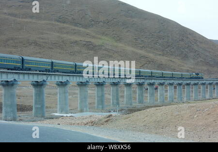 --FILE--un train voyage sur le chemin de fer Qinghai-Tibet (métro) dans le sud-ouest de la Chine dans la région autonome du Tibet, 27 février 2014. La Chine prévoit de prolonger Banque D'Images