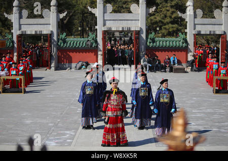 Les artistes chinois vêtus de costumes anciens de la dynastie des Qing (1644-1911) prendre part à une répétition d'un rituel à l'adoration du soleil parc Ritan Beiji dans Banque D'Images