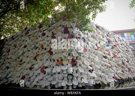 Cuvettes de toilettes, lavabos et urinoirs sont affichées sur la toilette cascade à Foshan, province du Guangdong en Chine du sud, le 26 novembre 2014. Foshan, un Banque D'Images