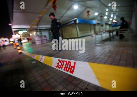 Les agents de police chinois montent la garde à un interdit de décollage à proximité de la gare ferroviaire de Kunming après la violente attaque terroriste dans la ville de Kunming, southw Banque D'Images
