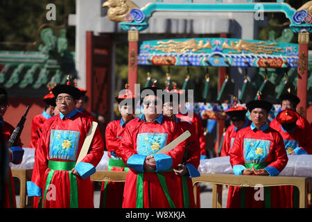 Les artistes chinois vêtus de costumes anciens de la dynastie des Qing (1644-1911) prendre part à une répétition d'un rituel à l'adoration du soleil parc Ritan Beiji dans Banque D'Images