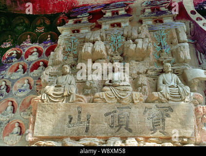 Avis de sculptures rupestres de Dazu de bouddhas sur le mont Baoding, ou Bao Ding Mountain, dans le comté de Dazu, Chongqing, Chine. Banque D'Images