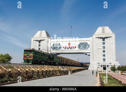 --FILE--un train traverse la porte de la Chine à la frontière sino-russe dans la région de Qingdao, Chine du nord, région autonome de Mongolie intérieure 1 Banque D'Images