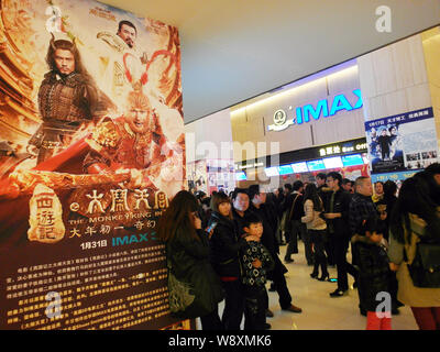 --FILE--plusieurs cinéphiles chinois debout à côté d'un poster du film, le Roi des singes, comme d'autres la queue pour acheter des billets à un cinéma à Yichang city Banque D'Images