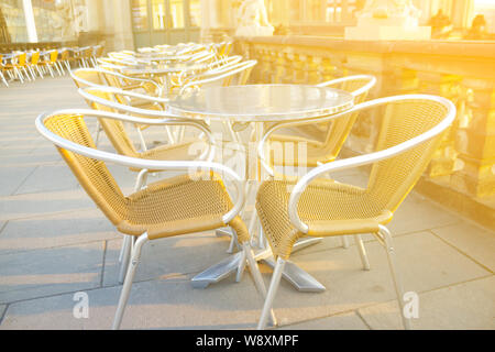 Café de la rue avec tables et chaises marron Banque D'Images