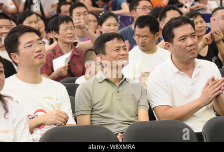 Jack Ma Yun, centre, Président du Groupe d''Alibaba, assiste à un événement de bienfaisance sur la Journée mondiale du Coeur à Hangzhou, ville de la Chine de l'est la province du Zhejiang, 28 Se Banque D'Images