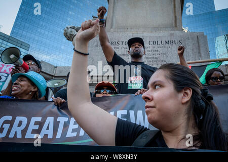 New York, USA. Août 11, 2019. Les résidents de New York, des activistes, des organisateurs communautaires, et les élus ont tenu un rassemblement à Adam Clayton Powell Jr. State Office Building le 11 août 2019, avant d'entreprendre une marche, qui a fait escale au cercle de Frederick Douglas, Musée d'Histoire Naturelle, Columbus Circle et culminer au Trump Tower ; d'émettre un avertissement à la ville et des représentants de l'Etat pour résoudre des problèmes de longue date de désinvestissement public, le racisme institutionnel, et la criminalisation de la pauvreté. Crédit : Erik McGregor/ZUMA/Alamy Fil Live News Banque D'Images