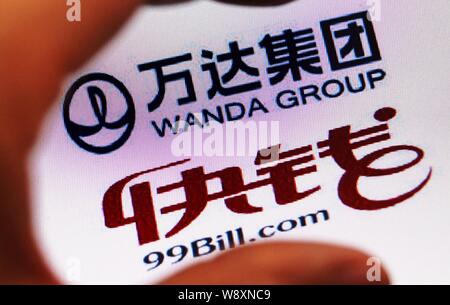 --FILE--un netizen chinois parcourt les logos de Wanda Group et l'entreprise de paiement tiers 99Bill.com à Tianjin, Chine, 25 décembre 2014. Haut de la Chine Banque D'Images