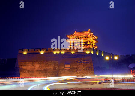 Vue de nuit sur le mur de la ville et tour-porte de vieille ville de Ping Yao à Pingyao county au nord Chines dans la province du Shanxi, le 23 mai 2013. Banque D'Images