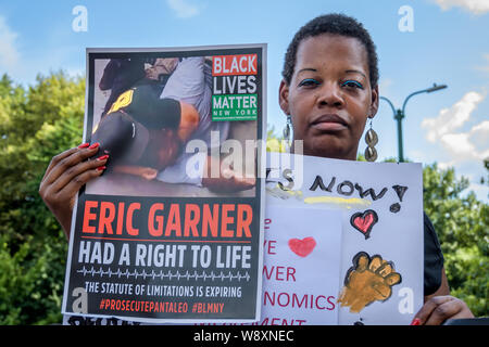 New York, USA. Août 11, 2019. Les résidents de New York, des activistes, des organisateurs communautaires, et les élus ont tenu un rassemblement à Adam Clayton Powell Jr. State Office Building le 11 août 2019, avant d'entreprendre une marche, qui a fait escale au cercle de Frederick Douglas, Musée d'Histoire Naturelle, Columbus Circle et culminer au Trump Tower ; d'émettre un avertissement à la ville et des représentants de l'Etat pour résoudre des problèmes de longue date de désinvestissement public, le racisme institutionnel, et la criminalisation de la pauvreté. Crédit : Erik McGregor/ZUMA/Alamy Fil Live News Banque D'Images
