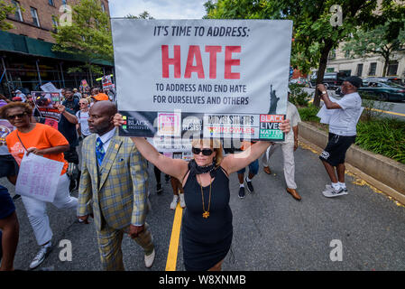 New York, USA. Août 11, 2019. Les résidents de New York, des activistes, des organisateurs communautaires, et les élus ont tenu un rassemblement à Adam Clayton Powell Jr. State Office Building le 11 août 2019, avant d'entreprendre une marche, qui a fait escale au cercle de Frederick Douglas, Musée d'Histoire Naturelle, Columbus Circle et culminer au Trump Tower ; d'émettre un avertissement à la ville et des représentants de l'Etat pour résoudre des problèmes de longue date de désinvestissement public, le racisme institutionnel, et la criminalisation de la pauvreté. Crédit : Erik McGregor/ZUMA/Alamy Fil Live News Banque D'Images