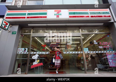 --FILE -- un client quitte un magasin 7-Eleven à Shanghai, Chine, le 18 septembre 2012. Petit est le nouveau beau quand il s'agit de la Chine. Banque D'Images