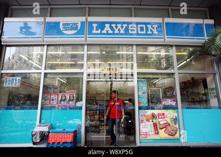 --FILE -- un client quitte un Lawson dépanneur à Shanghai, Chine, le 18 septembre 2012. Petit est le nouveau beau quand il s'agit de Chine a reta Banque D'Images