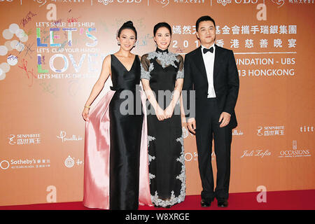 --FILE--(de gauche) Hong Kong L'actrice Carina Lau, diva de la pop chinoise Faye Wong et son ex-mari Li Yapeng, posent comme ils vont à la soirée de Gala 2013 fo Banque D'Images