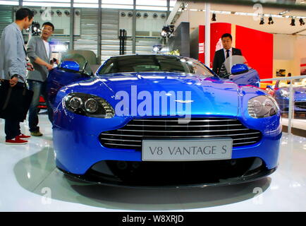 --FILE--visiteurs regarder une Aston Martin V8 Vantage s au cours de la 14e Exposition de l'industrie internationale de l'Automobile de Shanghai, connue sous le nom de Shanghai auto 20 Banque D'Images