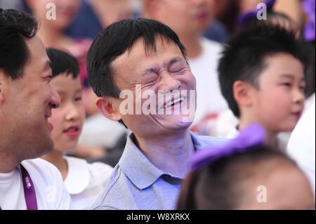 Jack Ma Yun, centre, Président du Groupe d''Alibaba, sourit à un événement de bienfaisance sur la Journée mondiale du Coeur à Hangzhou, ville de la Chine de l'est la province du Zhejiang, 28 Banque D'Images