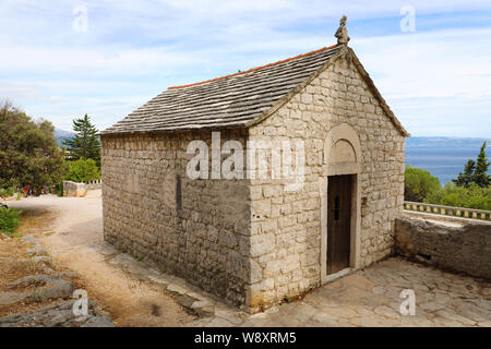 Maison en pierre chapelle sur la colline dans le parc Marjan, Split, Croatie Banque D'Images