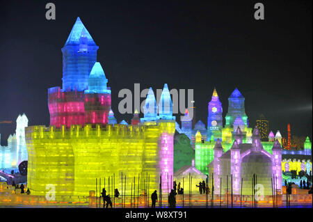 Les visiteurs passent devant les sculptures de glace au monde de glace et de neige de Harbin en Chine du nord-est de la ville, province du Heilongjiang, 22 décembre 2014. Banque D'Images