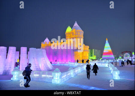 Les visiteurs passent devant les sculptures de glace au monde de glace et de neige de Harbin en Chine du nord-est de la ville, province du Heilongjiang, 22 décembre 2014. Banque D'Images