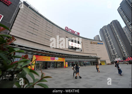 --FILE--Vue d'un groupe de Wanda Wanda Plaza à Luoyang city, province de Henan, Chine centrale 11 octobre 2014. Dalian Wanda Propriétés commerciales Banque D'Images