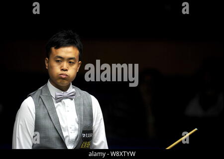 Marco Fu de Hong Kong réagit comme il est en concurrence contre Zhao Xintong de Chine au cours de leur premier match de la World Snooker 2014 Shanghai Masters en Banque D'Images