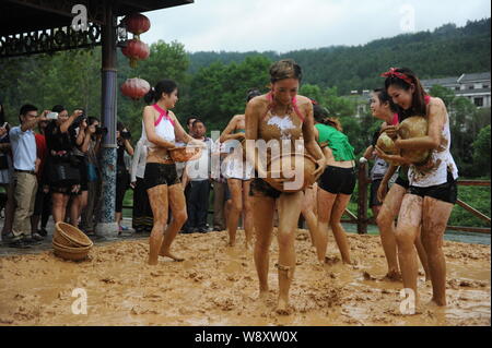 Les femmes habillées en bikini s'amuser dans une boue-lutte événement dans une région pittoresque de Wulingyuan de Zhangjiajie city, dans la province de Hunan, Chine centrale, 10 Septembre Banque D'Images