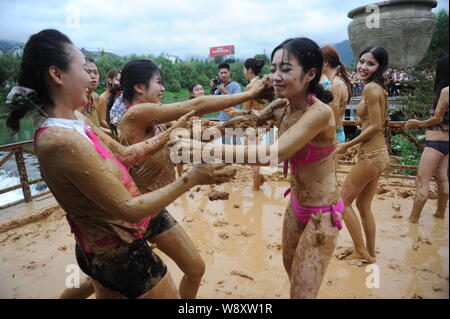 Les femmes habillées en bikini s'amuser dans une boue-lutte événement dans une région pittoresque de Wulingyuan de Zhangjiajie city, dans la province de Hunan, Chine centrale, 10 Septembre Banque D'Images