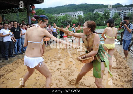 Les femmes habillées en bikini s'amuser dans une boue-lutte événement dans une région pittoresque de Wulingyuan de Zhangjiajie city, dans la province de Hunan, Chine centrale, 10 Septembre Banque D'Images