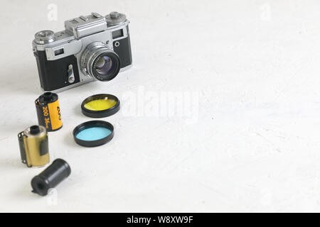 Old vintage camera film on white background . deux photo filtres bleu et jaune et de films en cassettes. Copiez l'espace. Banque D'Images