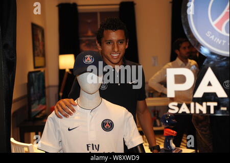 Marquinhos du Paris Saint-Germain football club pose au cours de la cérémonie d'ouverture de la pop up store de Paris Saint-Germain football club à la Galerie Banque D'Images