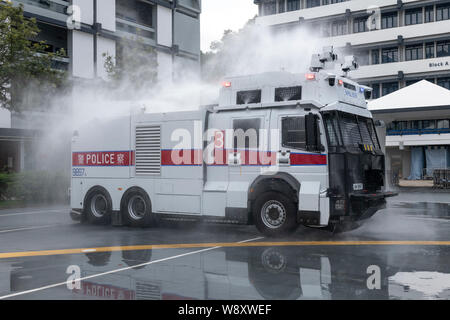 HONG KONG, HONG KONG,CHINE:Août 12th,2019. Le service de police de Hong Kong organiser pour les membres du Conseil législatif de bord sur la sécurité à observer une démonstration de véhicules spécialisés de gestion de foule (canons à eau) à l'unité tactique de la Police (PTU), le Département de Police de Hong Kong se prépare à utiliser les véhicules sur les manifestations dans la ville. "© Jayne Russell/Alamy Live News Banque D'Images