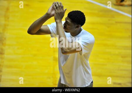 Joueur de basket-ball américain Anthony Davis applaudit pendant une session de formation du camp de basket-ball Nike 2014 All-Asia dans la ville de Guangzhou, Chine du sud Banque D'Images